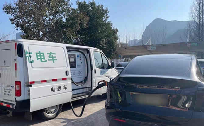 卓资汽车搭电